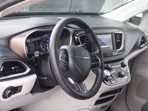 Certified 2020 Chrysler Voyager L image 14