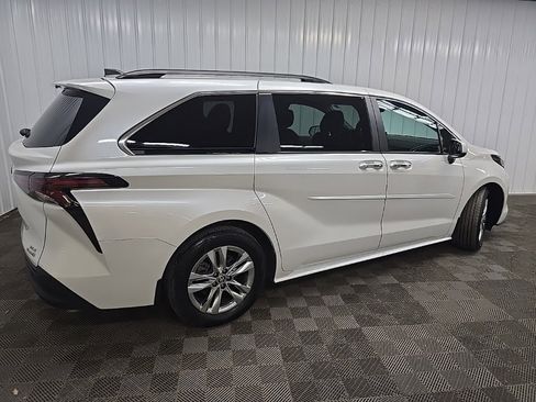 Used 2024 Toyota Sienna XLE image 3
