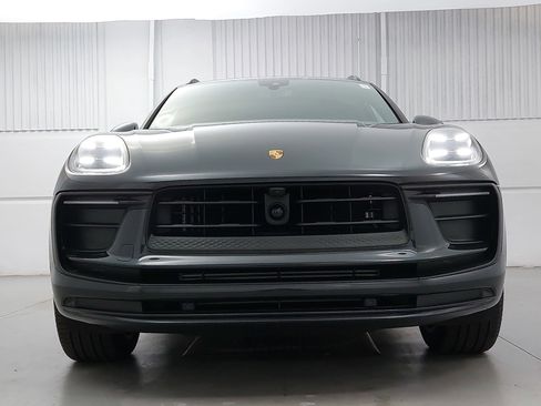Certified 2025 Porsche Macan image 10