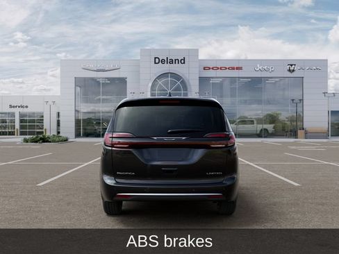 New 2027 Chrysler Pacifica Limited FWD image 8