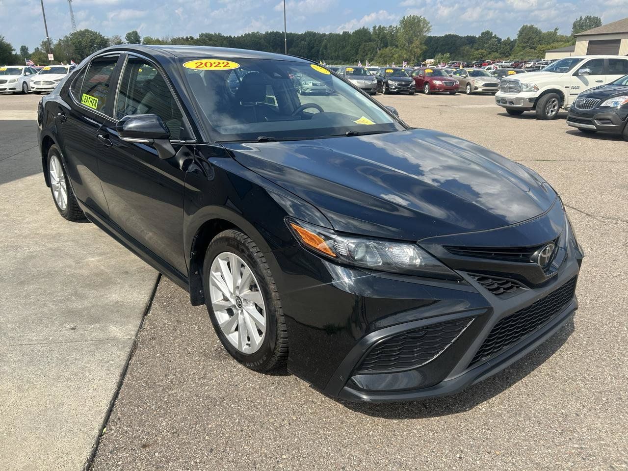 Used 2022 Toyota Camry SE FWD image 5