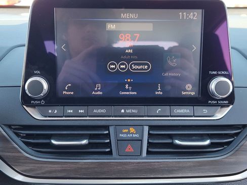 Used 2024 Nissan Altima 2.5 SV image 12