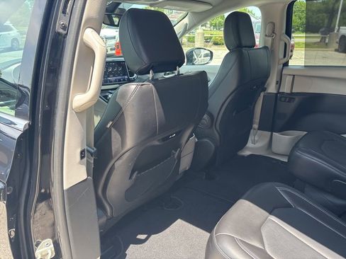 Used 2024 Chrysler Pacifica Touring-L FWD image 30
