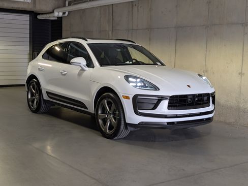 Certified 2025 Porsche Macan image 11