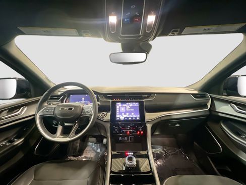 Used 2022 Jeep Grand Cherokee L Laredo image 15