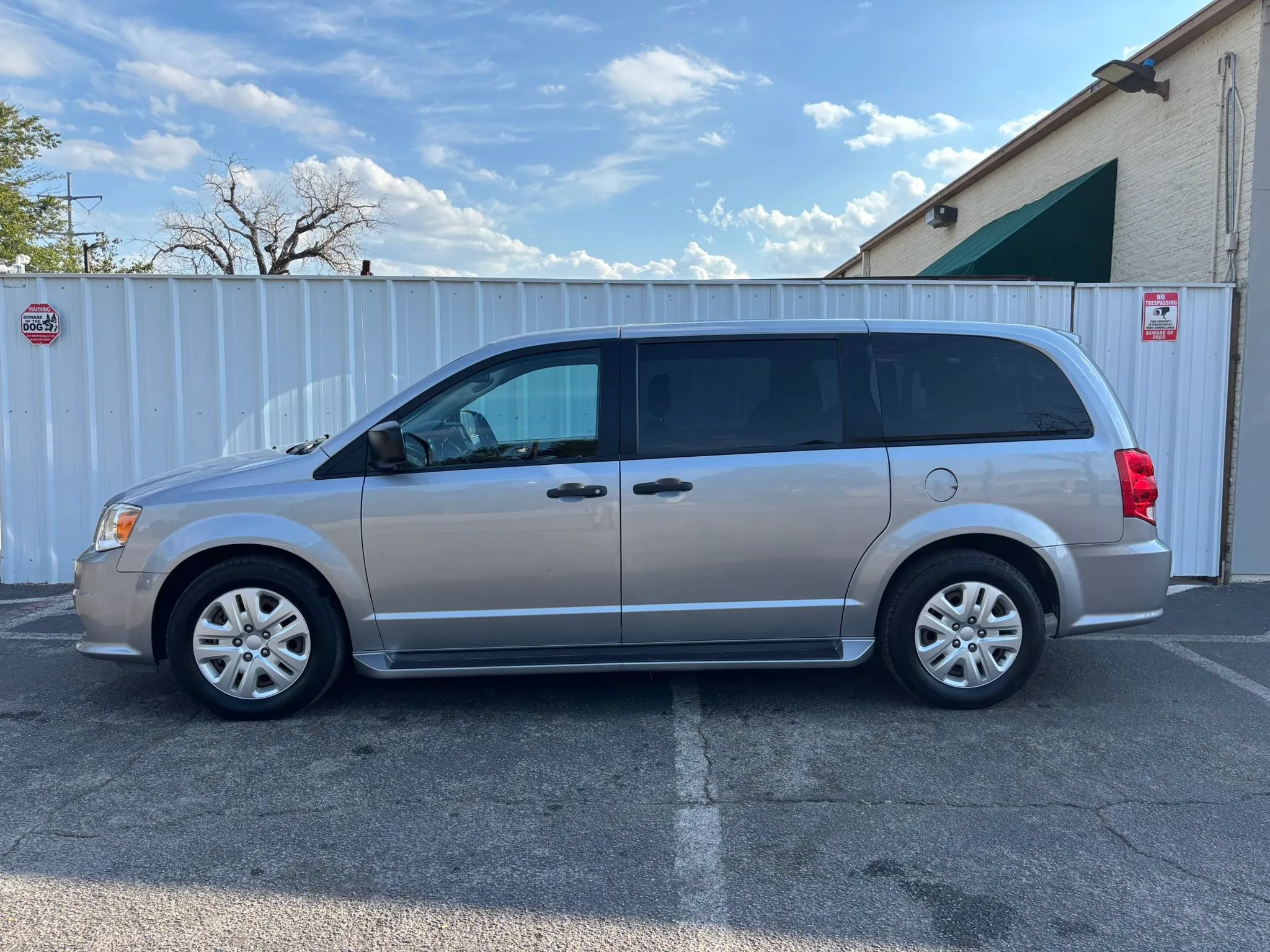 Used 2019 Dodge Grand Caravan SE w/ UConnect Hands-Free Group FWD image 2
