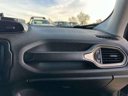 Used 2017 Jeep Renegade Latitude AWD/4WD image 26