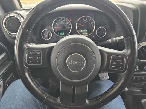 Used 2017 Jeep Wrangler Unlimited Sahara w/ Connectivity Group image 39