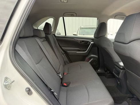 Used 2021 Toyota RAV4 LE AWD/4WD image 29