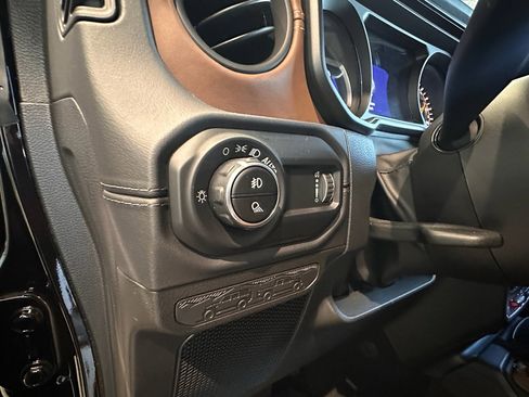 Used 2024 Jeep Gladiator Rubicon w/ Technology Group image 19