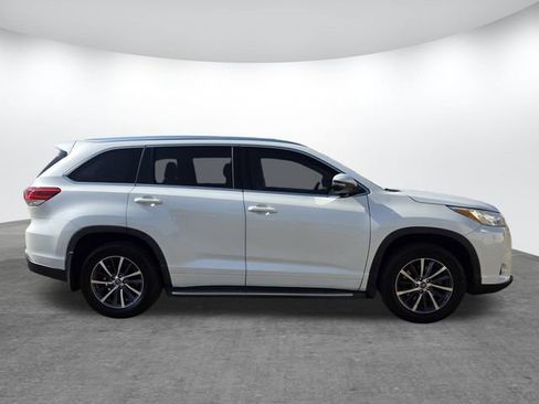 Used 2017 Toyota Highlander XLE image 3