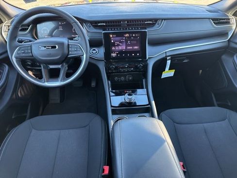 Used 2025 Jeep Grand Cherokee Laredo w/ Luxury Tech Group I image 4