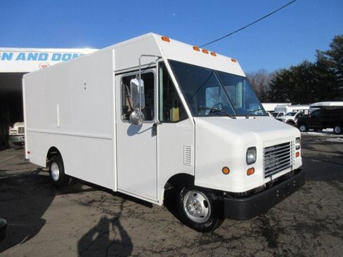 Used 2011 Ford E-350 and Econoline 350 Super Duty w/ Air Conditioning Prep Pkg RWD image 2