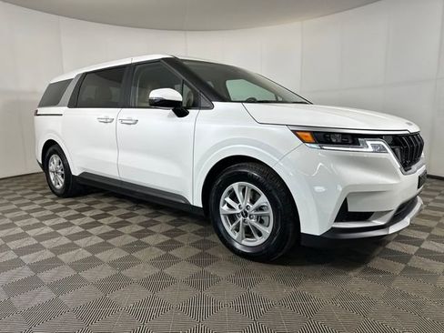 Used 2022 Kia Carnival LX image 2