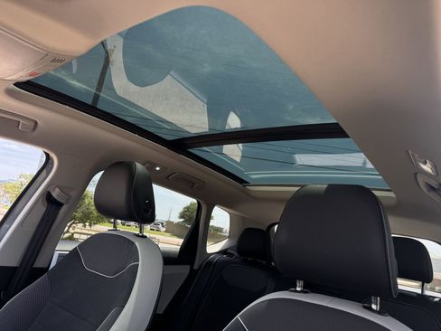 New 2025 Volkswagen Taos SE FWD image 24
