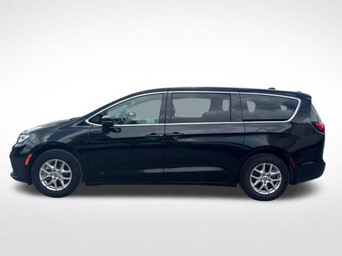 Used 2023 Chrysler Pacifica Touring-L FWD image 2