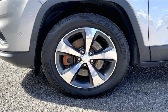 Used 2019 Jeep Cherokee Limited w/ Luxury Group AWD/4WD image 8