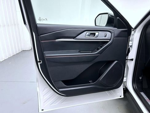 Used 2025 Ford Explorer ST-Line w/ ST-Line Street Pack image 9