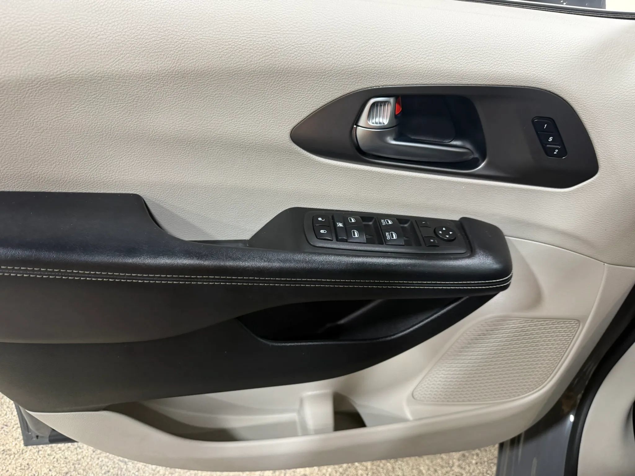 Used 2022 Chrysler Pacifica Touring-L FWD image 47