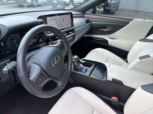 Used 2025 Lexus ES 300h w/ Premium Package image 9
