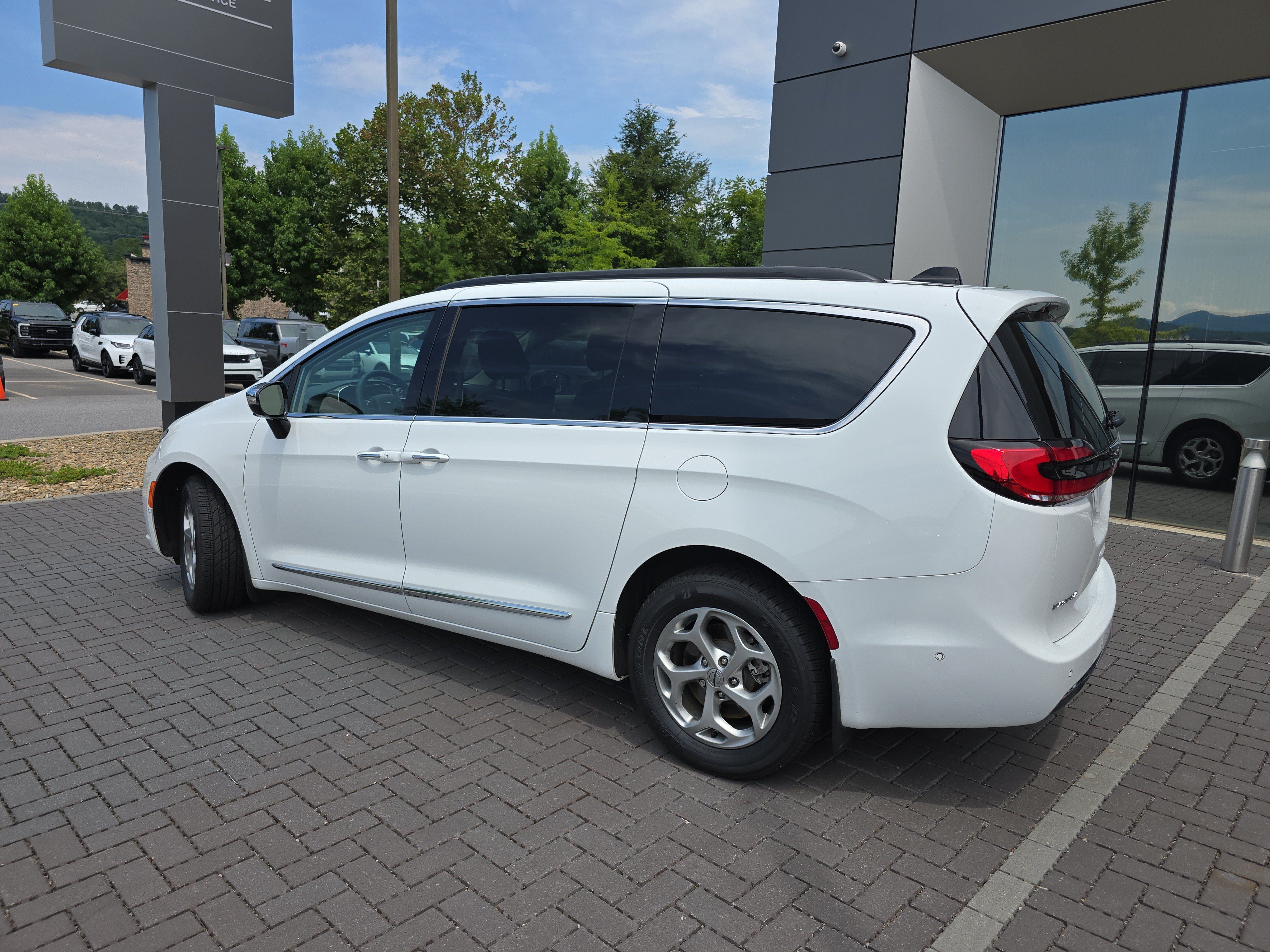 Used 2023 Chrysler Pacifica Limited w/ Uconnect Theater Family Group AWD/4WD image 7