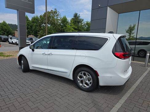 Used 2023 Chrysler Pacifica Limited w/ Uconnect Theater Family Group AWD/4WD image 7