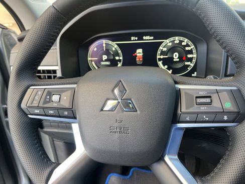 New 2025 Mitsubishi Outlander SE image 39