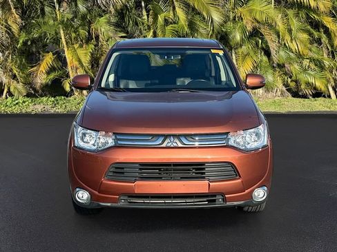 Used 2014 Mitsubishi Outlander SE image 2