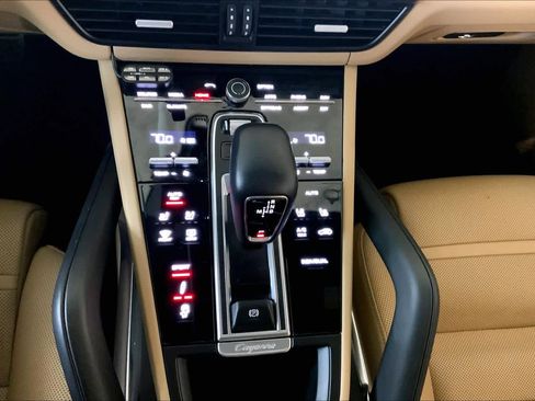 Used 2020 Porsche Cayenne Turbo image 33