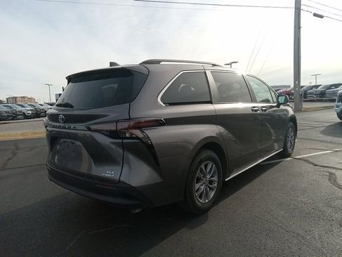 Used 2024 Toyota Sienna XLE image 3
