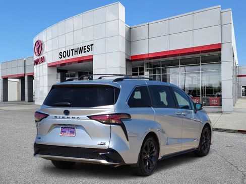Used 2023 Toyota Sienna XSE image 5
