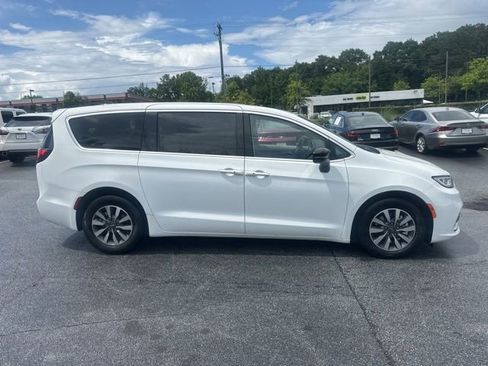 Used 2024 Chrysler Pacifica Limited FWD image 2