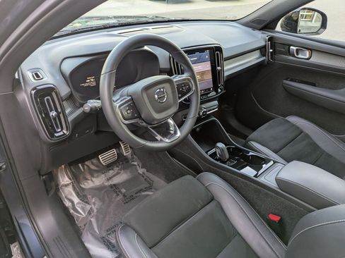 Used 2022 Volvo XC40 P8 Recharge Ultimate image 14