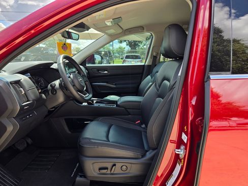 Used 2025 Nissan Pathfinder SL FWD image 9