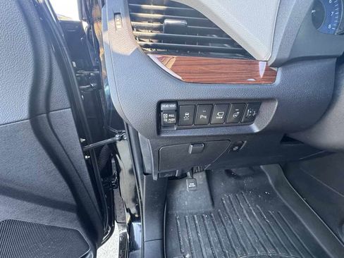 Used 2020 Toyota Sienna Limited Premium w/ Carpet Mat Package image 18