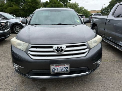 Used 2011 Toyota Highlander SE w/ Tow Pkg image 9