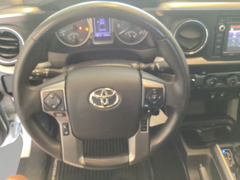 Used 2019 Toyota Tacoma SR5 AWD/4WD image 13
