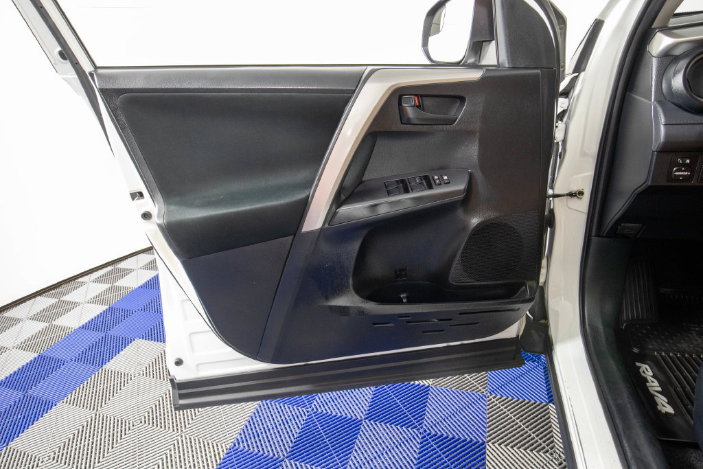 Used 2018 Toyota RAV4 LE FWD image 13