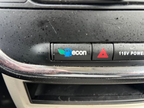 Used 2015 Chrysler Town & Country Touring image 25