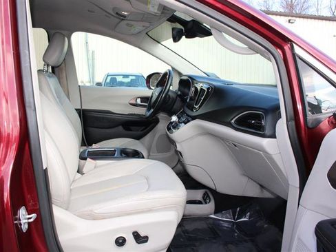 Used 2018 Chrysler Pacifica Touring-L Plus w/ Advanced Safetytec Group image 11