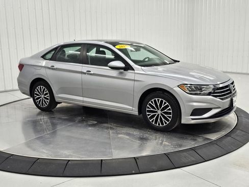 Used 2019 Volkswagen Jetta SE w/ Cold Weather Package FWD image 7