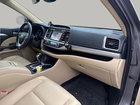 Used 2019 Toyota Highlander XLE image 14
