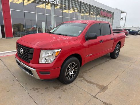 Used 2022 Nissan Titan SV RWD image 1
