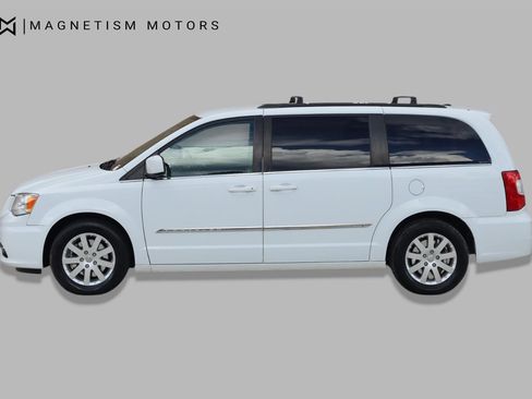 Used 2014 Chrysler Town & Country Touring FWD image 2