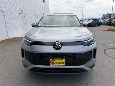 New 2025 Volkswagen Tiguan SE image 9