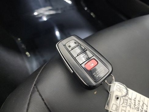 Used 2018 Toyota Prius Prime Premium image 36