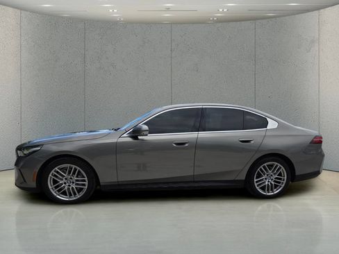 Used 2024 BMW 530i xDrive w/ Premium Package AWD/4WD image 9