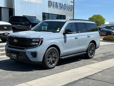 New 2026 Ford Expedition Platinum w/ Stealth Appearance Package AWD/4WD image 2
