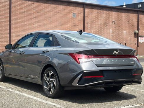 Used 2024 Hyundai Elantra Limited FWD image 4