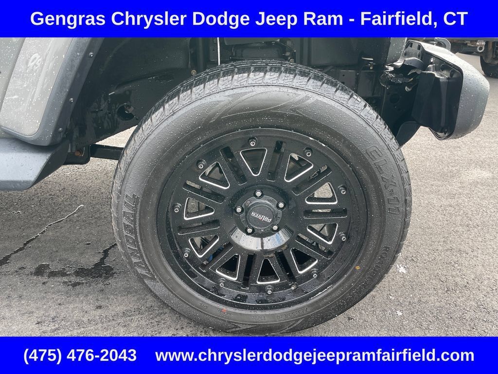 Used 2018 Jeep Wrangler Unlimited Sahara AWD/4WD image 9